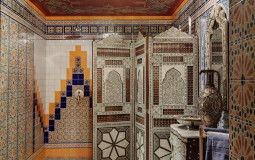 Росись потолка сделала зону отдыха нарядной и визуально изменила высоту помещения Интерьер зоны отдыха хаммама с росписью потолка