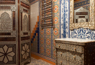 Objects decorated with skillful carvings were used in the interior; they complement the pattern of the oriental wall pattern. Hammam interior with screen and stylized chest of drawers