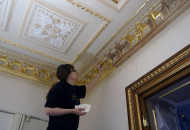 Мастер наносит позолоту на гипсовую лепнину, чтобы придать интерьеру дворцовую роскошь и великолепие Декор для интерьера в СПб