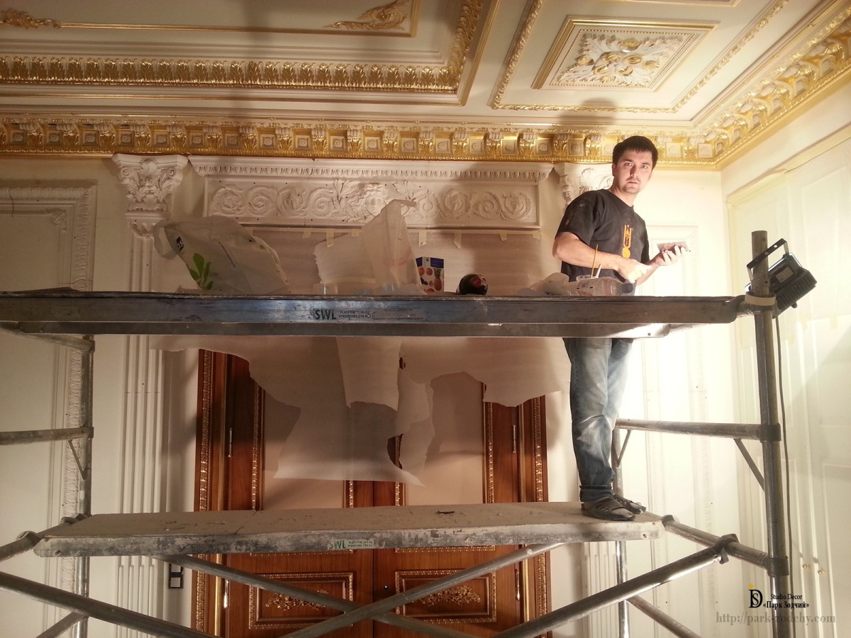 Оформление гипсовой лепниной соответствует замковой архитектуре