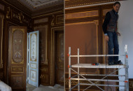 Мастер производит монтаж деревянных панелей с тонким золочением, что в итоге преобразило интерьер, который приобрел статусные декоративные элементы Декор для интерьера в СПб