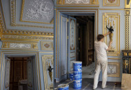 Установка декоративного подсвечника на стене подарила интерьеру необычную деталь, которая подчеркивает классические корни жилья Декор для интерьера в СПб