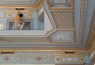 The ventilation ducts were played in an interesting way, thanks to the gilding of the stucco molding they turned into a wonderful decorative element Planning the installation of stucco decoration