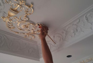 Нанесение лака на позолоту потолка Нанесение грунта для позолоты