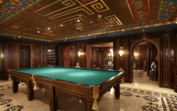 Невысокая бильярдная оформлена в марокканском стиле. Восточные мотивы просматриваются в росписи, аркообразных проемах, декоративных элементах и светильниках Бильярдная комната оформленная в марокканском стиле