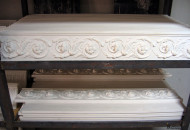 широкий фриз из гипсовой лепнины