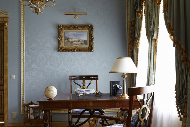 Для кабинета выбрали светлый холодный тон, это позволило визуально изменить размеры помещения Кабинет в стиле ампир голубого цвета