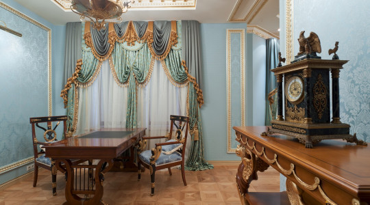 Кабинет в стиле ампир с необычной мебелью