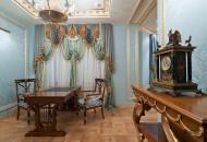 The small size of the room was compensated by the decoration and lighting. Massive furniture does not look heavy, but decorates the interior Empire style cabinet with unusual furniture