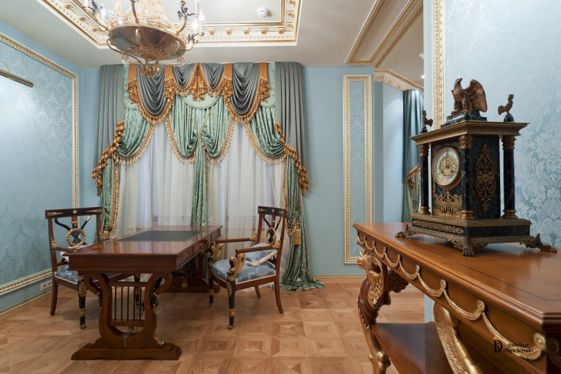 Небольшие размеры помещения были компенсированы декорированием и освещением. Массивная мебель не смотрится тяжеловесно, а украшает интерьер Кабинет в стиле ампир с необычной мебелью