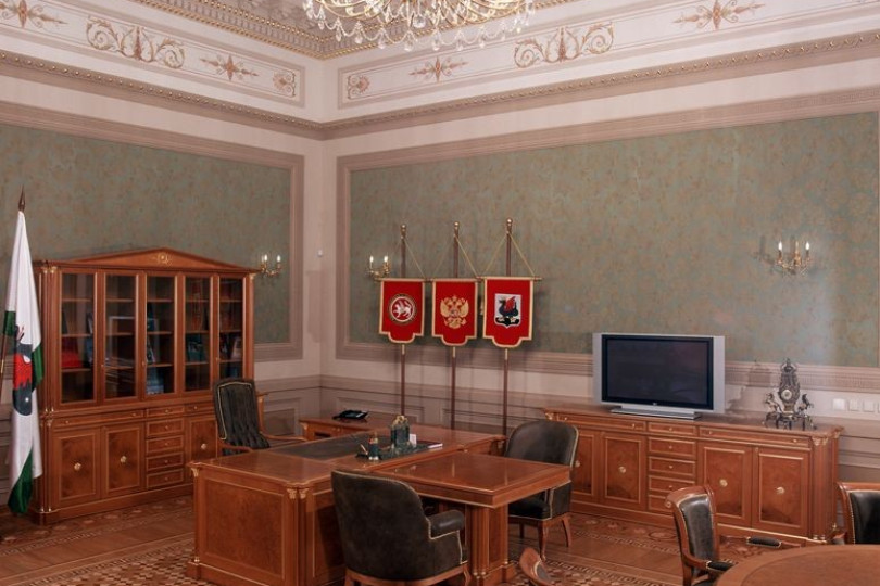 Роспись на потолках и стенах, классическая мебель и предметы интерьера гармонично смотрятся в интерьере Административный кабинет с классическими элементами декора