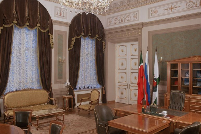 Для оформления выбрали четкость линий, государственную символику, изысканную роспись, тонкое золочение предметов интерьера и необычную раскладку рисунка пола Кабинет в историческом здании с классическим декором