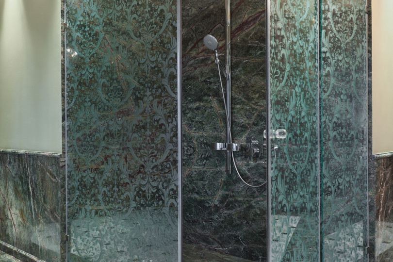 Соединение мраморной отделки и душевой кабинки с интересным рисунком внесли разнообразие в ванную комнату Душевая кабинка в большой ванной комнате