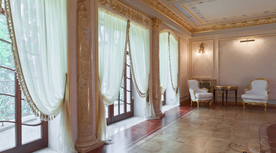 Шикарная зона выхода на террасу в классическом стиле