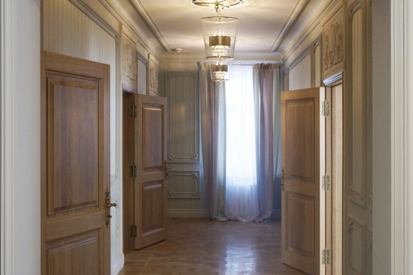 Subtle, airy murals support the hallway's color scheme Hall decoration with stucco and painting grisaille