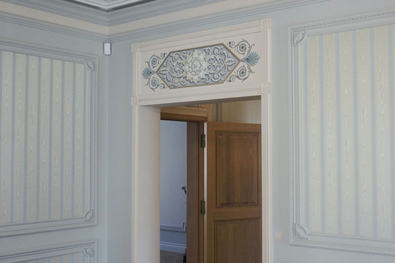 The hall is holistic thanks to light decoration, stucco ceilings and mirrors, a desudeport with a grisaille painting Hall decoration with stucco and painting grisaille