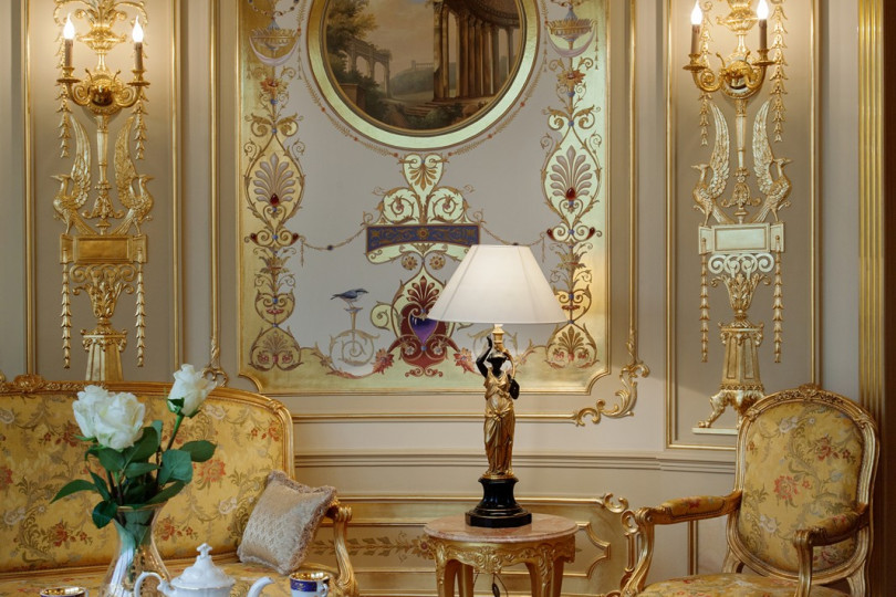 В гостиной столовой эксклюзивная альфрейная роспись по золоту дополняет панорамную и создает величественный интерьер Гостиная столовая с эксклюзивной альфрейной росписью