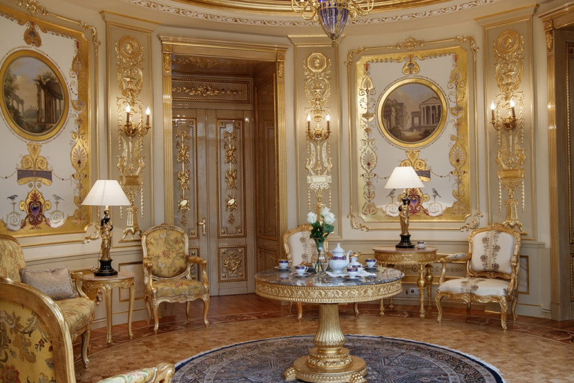 Гостевая столовая декорирована тонкой лепниной, наборным художественным паркетом, стильной мебелью и светильниками Роспись по золоту в столовой