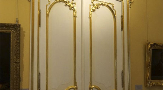 Дверной проем декорированный лепниной