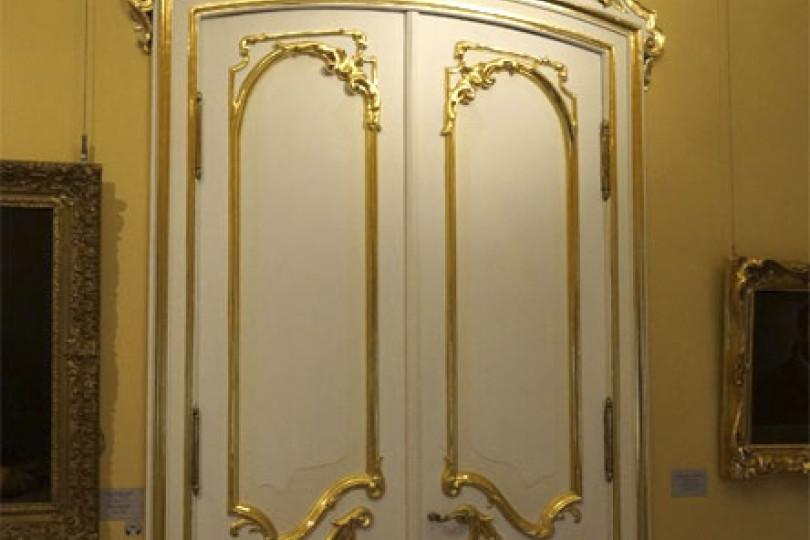 Дверной проем декорированный лепниной