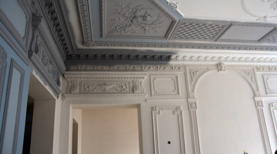The decor of the apartment with plaster stucco gave the walls and ceiling iconic elements apartment decor with plaster stucco
