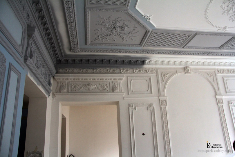 The decor of the apartment with plaster stucco gave the walls and ceiling iconic elements apartment decor with plaster stucco