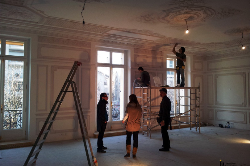 Installation of rich stucco decoration in an apartment with historical roots installation of stucco decoration in the apartment