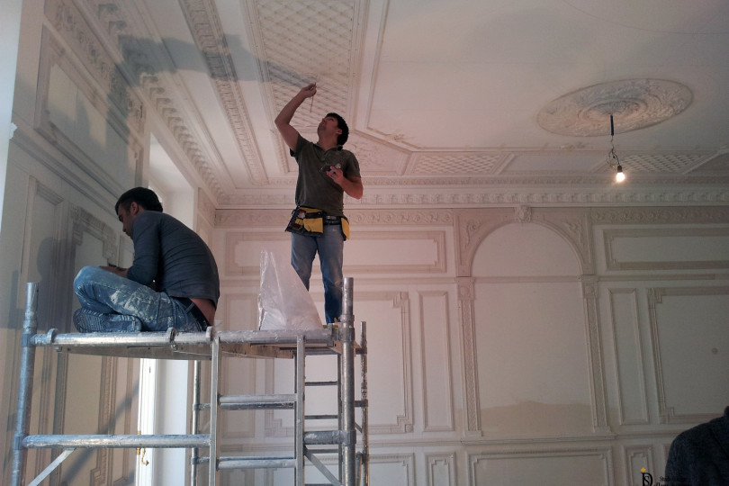 installation of stucco decoration