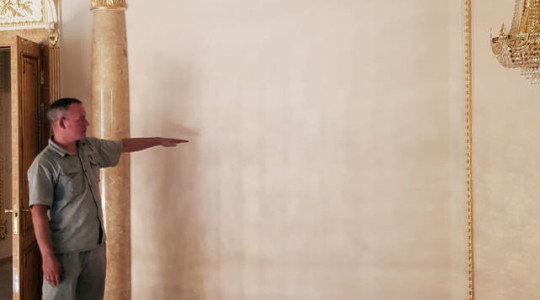 Художники обсуждают место росписи, на которой роспись смотрится наиболее привлекательно.