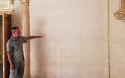 Выбор места для альфрейной росписи стены с горным пейзажем Художники обсуждают место росписи, на которой роспись смотрится наиболее привлекательно.