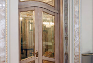 Дверной проем декорированный лепниной