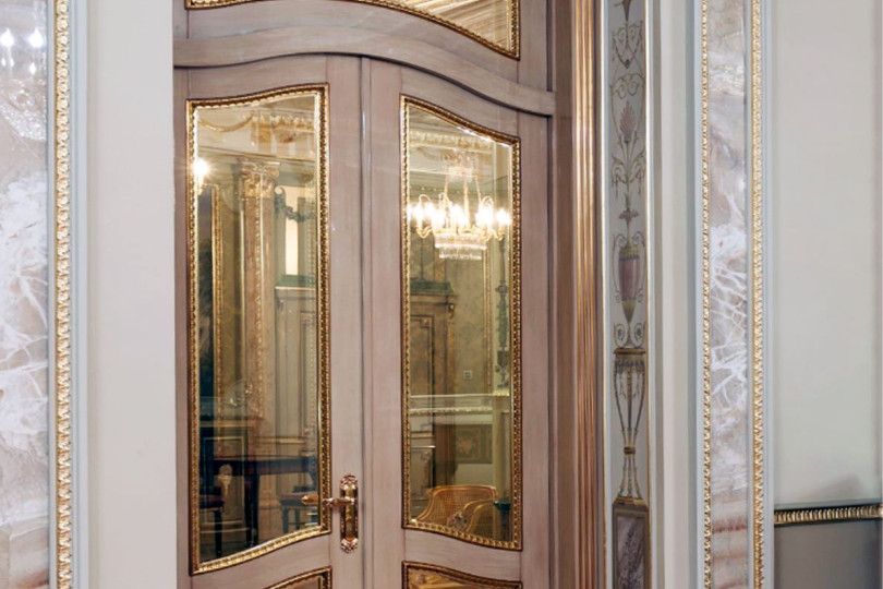 Арка с элементами альфрейной техники создает торжественный и строгий стиль Роспись на арках