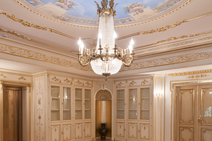 Hall in the attic floor is decorated in soft colors, illusory painting creates spatial decorative trompe l'oeil Hall decoration in the attic floor