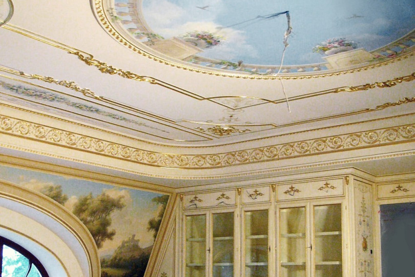 Wall panels, ceiling mirror and bookcases in the lobby are decorated with alfrey painting Hall on the attic floor with bookcases