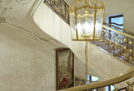 The panoramic dew has changed the idea of the size of the house. Jewelry drawing of the ceiling, gilding of forging details, made the staircase a masterpiece of decorating skills Monochrome alfrey painting decorated the stairs of the house