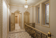Light colors, gilding of staircase details, interior items, stucco moldings created an unusually sunny and at the same time majestic aura of the house Gilding in the decoration of the stairs of a country mansion