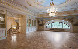 Холл в мансардном этаже декорирован в мягкой цветовой гамме, иллюзорная роспись создает пространственные декоративные обманки Роспись обманка для падающих стен