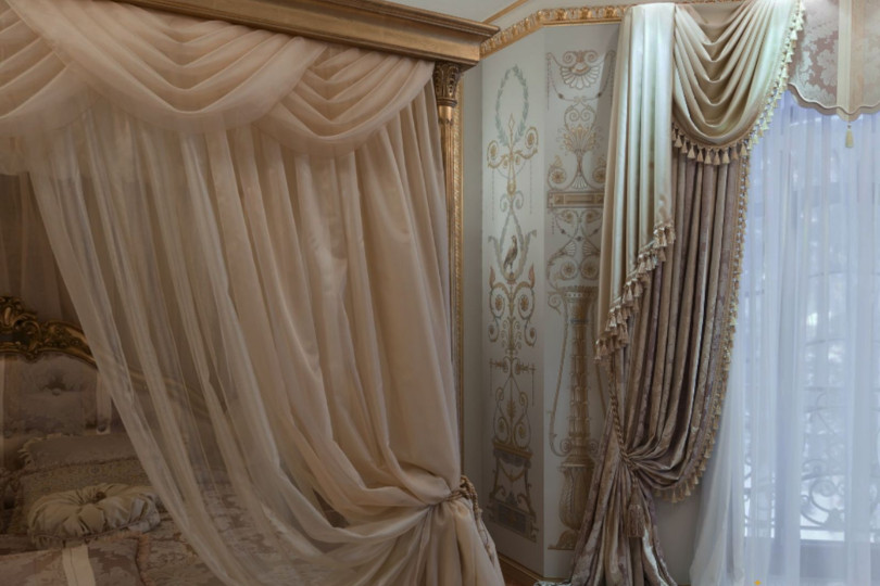 Роспись стен в спальне гармонично подходит к спокойному интерьеру комнаты Роспись стен в спальне