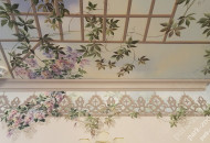 Фрагмент росписи цветов в иллюзорной композиции Роспись потолка и стен цветами