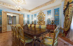 The Baroque dining room is decorated with unusual interpretations: grotesque painting in blue mirrors, chic furniture Chic dining room in baroque style