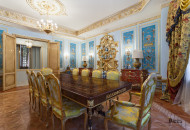 The Baroque dining room is decorated with unusual interpretations: grotesque painting in blue mirrors, chic furniture Chic dining room in baroque style