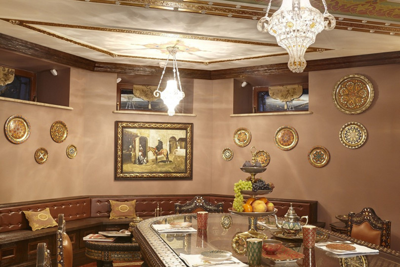 Марокканская гостиная яркая, привлекает обилием декора мебели, эксклюзивными предметами интерьера и потолочной росписью Марокканская гостиная декоративные предметы интерьера