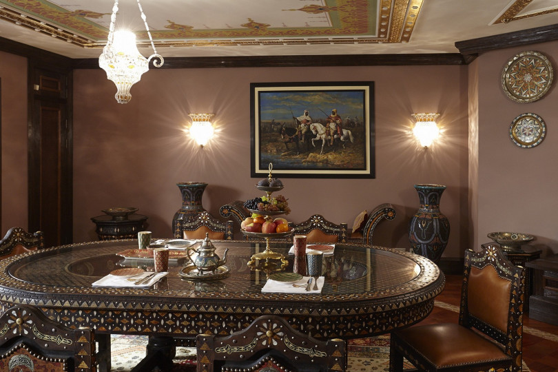 Гостиная в марокканском стиле декорирована росписью, позолоченной лепниной и стилизованными предметами интерьера Гостиная в марокканском стиле с росписью