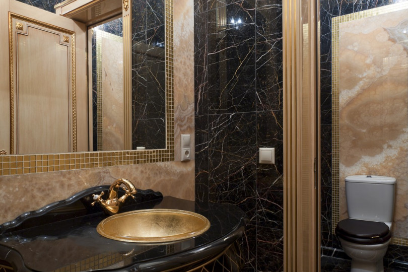 Декорирование санузла мрамором и мозаикой, золочением деталей дверей и необычной мебелью подарили помещению роскошную красоту Ванная комната декорированная мрамором