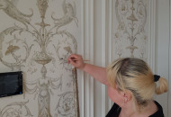 Художник выполняет роспись стен Роспись стен в интерьере