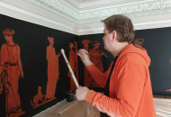 Художник студии выполняет роспись карниза Роспись интерьера