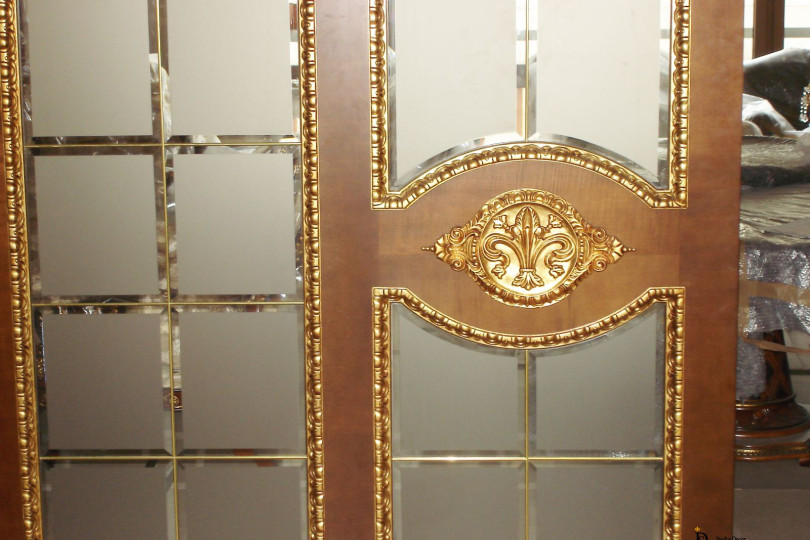 Резьба с позолотой на двери Золочение дверей — изысканный декор вне времени