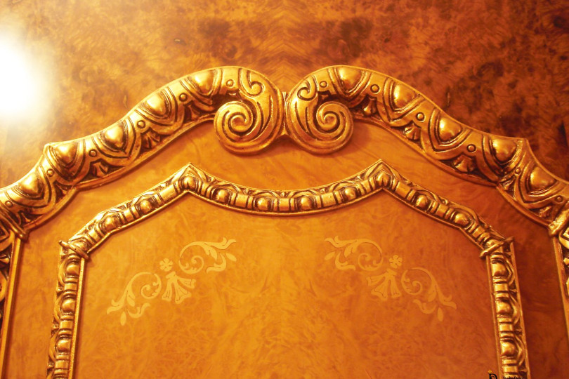 Золоченая резьба на двери Золочение дверей — изысканный декор вне времени
