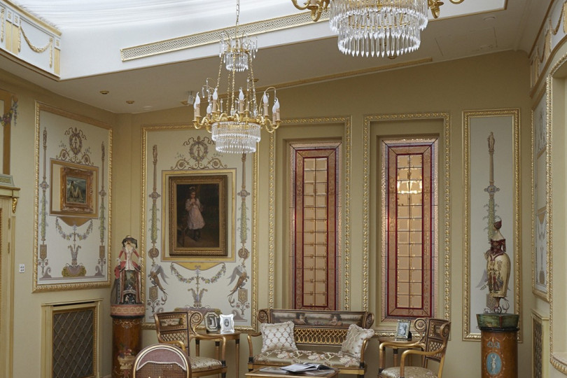 Light beige tones and ceiling lighting gave the playful lightness and airiness, tranquility and comfort Lounge in a classic interior