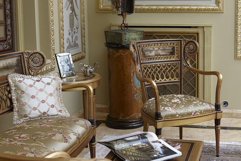 Gilding furniture, skillful carving, wall painting and gilding stucco moldings created a light, calm mood for relaxation Light gilded furniture in a classic play style